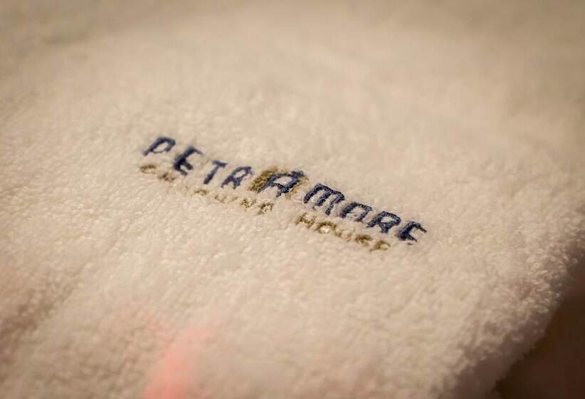 تختخواب و صبحانه Petramare Charming House