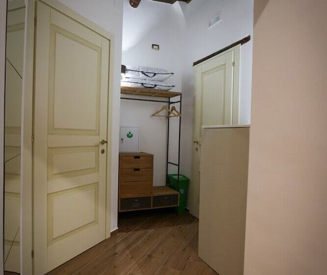 تختخواب و صبحانه Petramare Charming House