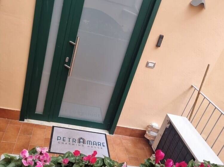 تختخواب و صبحانه Petramare Charming House