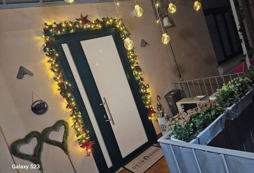 تختخواب و صبحانه Petramare Charming House