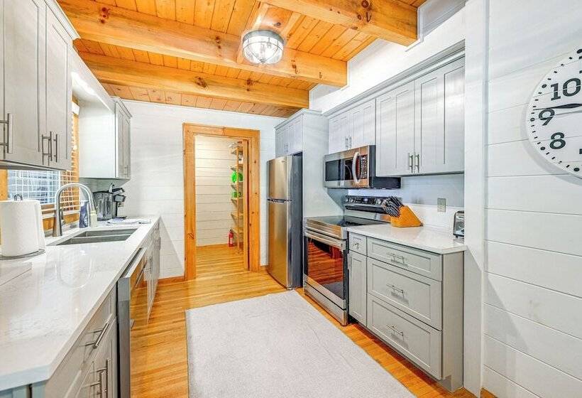 Cashiers Cottage W/ Screened Porch & Trail Access!