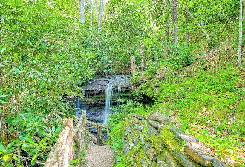 Cashiers Cottage W/ Screened Porch & Trail Access!