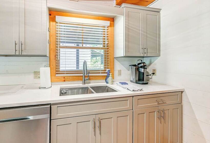Cashiers Cottage W/ Screened Porch & Trail Access!