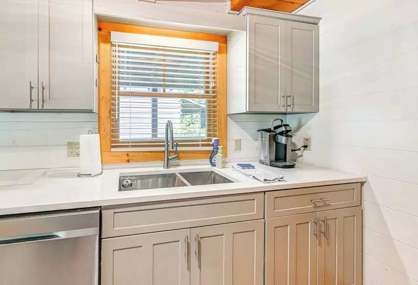 Cashiers Cottage W/ Screened Porch & Trail Access!