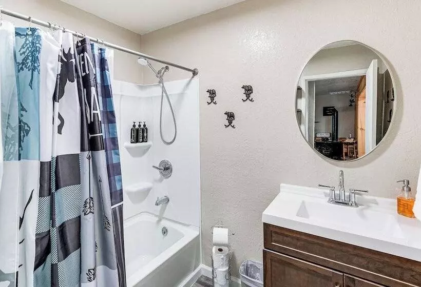 Long Barn Cabin W/ 2 Decks Near Skiing!