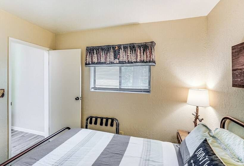 Long Barn Cabin W/ 2 Decks Near Skiing!