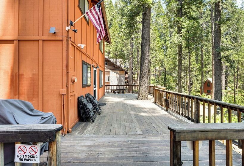 Long Barn Cabin W/ 2 Decks Near Skiing!