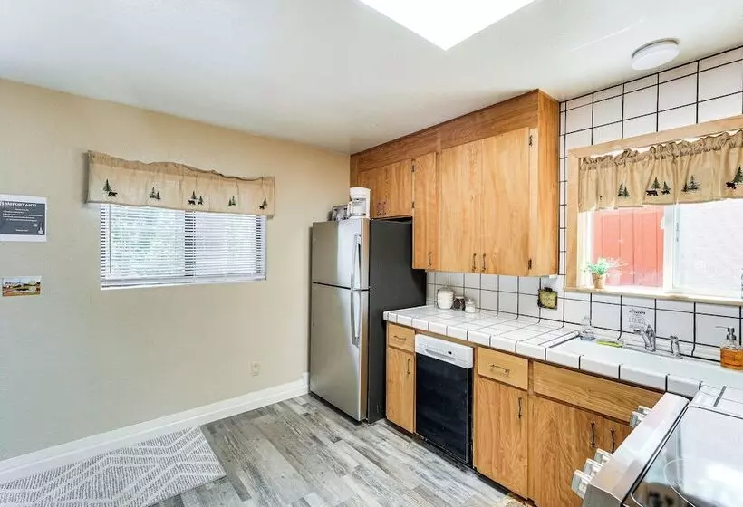 Long Barn Cabin W/ 2 Decks Near Skiing!