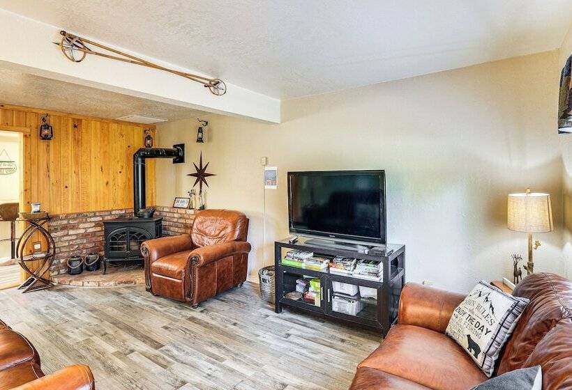 Long Barn Cabin W/ 2 Decks Near Skiing!