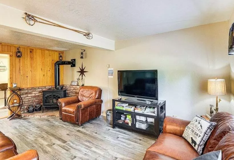 Long Barn Cabin W/ 2 Decks Near Skiing!