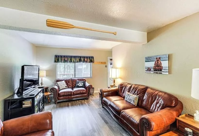 Long Barn Cabin W/ 2 Decks Near Skiing!