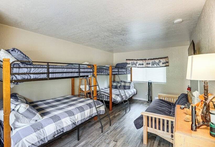 Long Barn Cabin W/ 2 Decks Near Skiing!