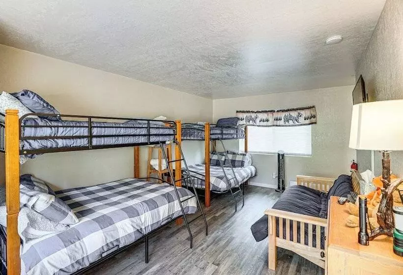 Long Barn Cabin W/ 2 Decks Near Skiing!