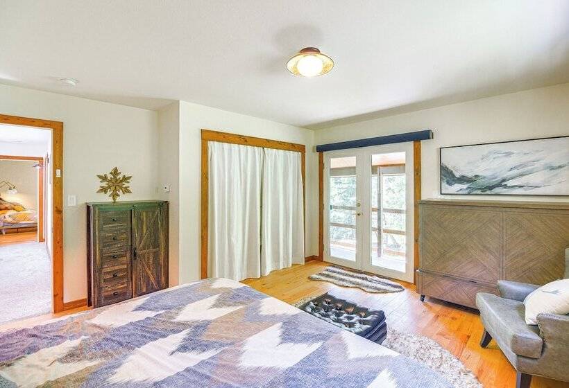 Hot Tub, Mtn View Deck: Peaceful Evergreen Home!