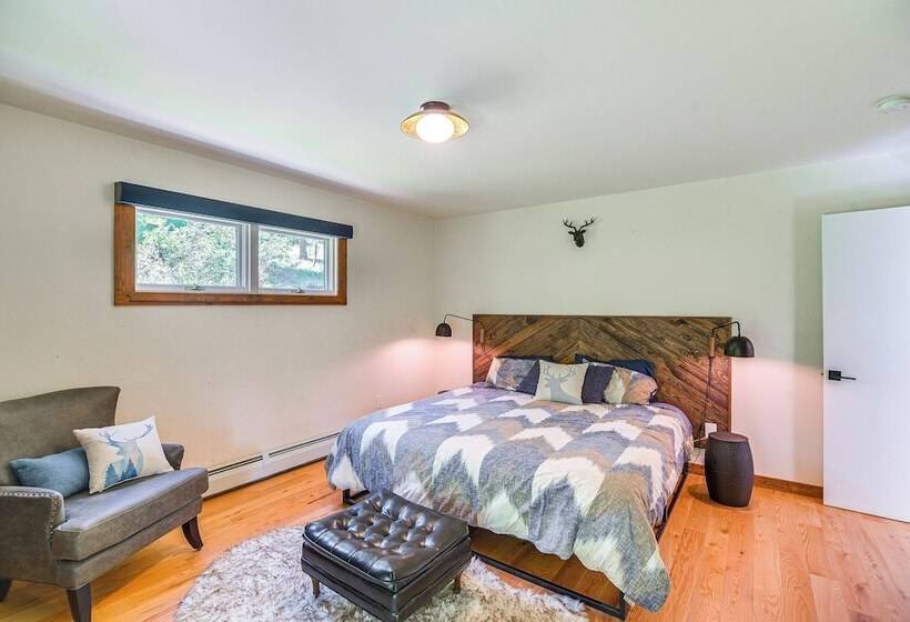 Hot Tub, Mtn View Deck: Peaceful Evergreen Home!