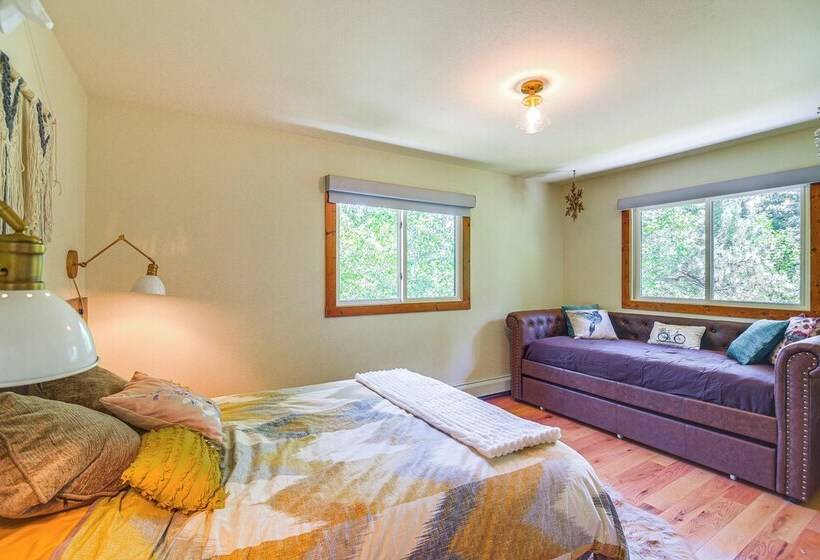 Hot Tub, Mtn View Deck: Peaceful Evergreen Home!