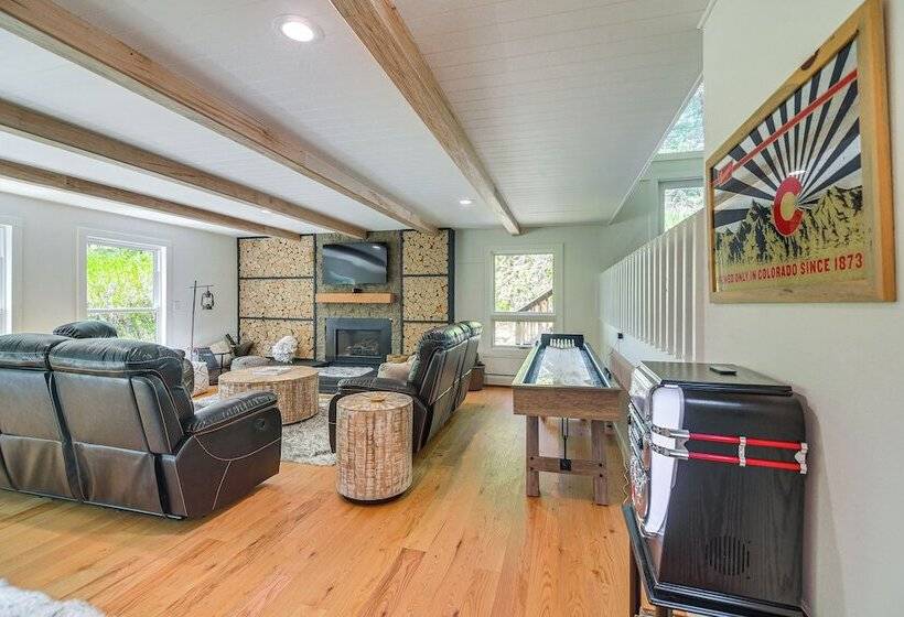 Hot Tub, Mtn View Deck: Peaceful Evergreen Home!