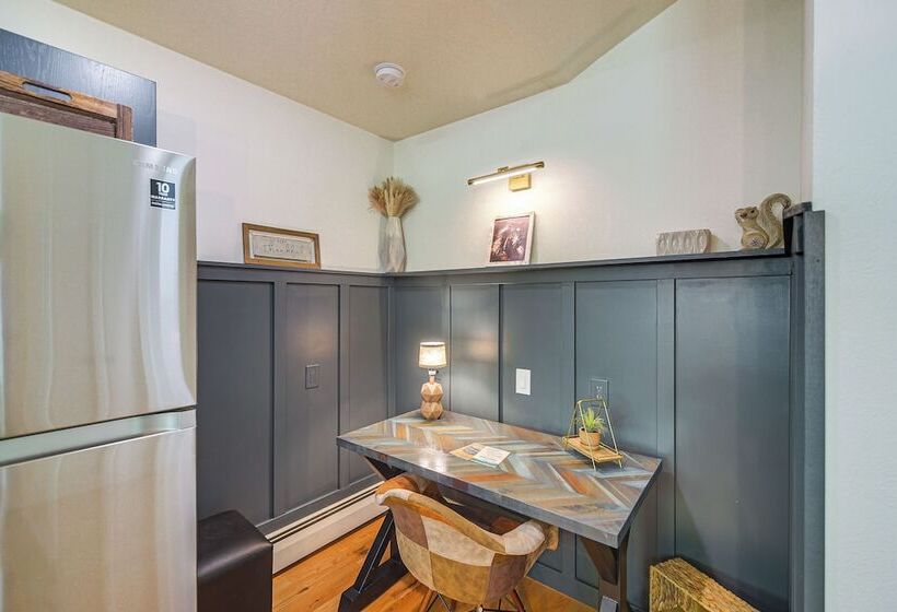 Hot Tub, Mtn View Deck: Peaceful Evergreen Home!