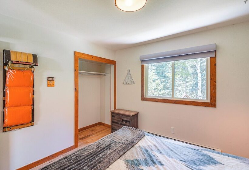 Hot Tub, Mtn View Deck: Peaceful Evergreen Home!