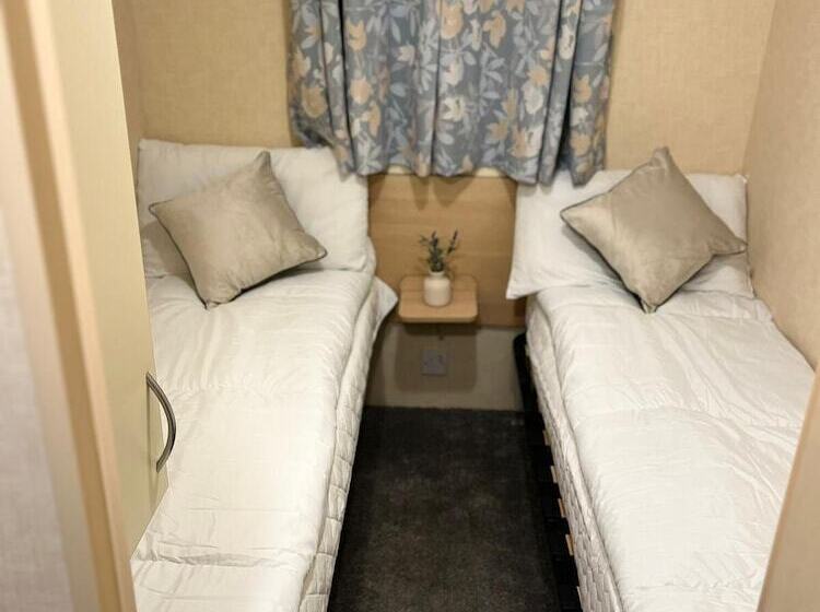 Lovely Caravan Located In An Amazing Holiday Park