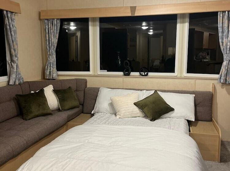 Lovely Caravan Located In An Amazing Holiday Park