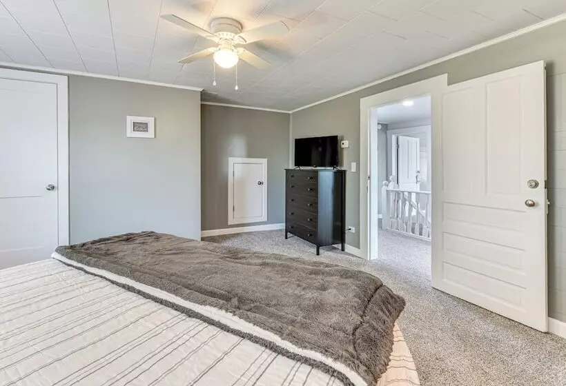 Peaceful Lenoir Home W/ Valley & Mountain Views!