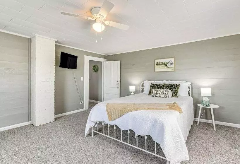 Peaceful Lenoir Home W/ Valley & Mountain Views!