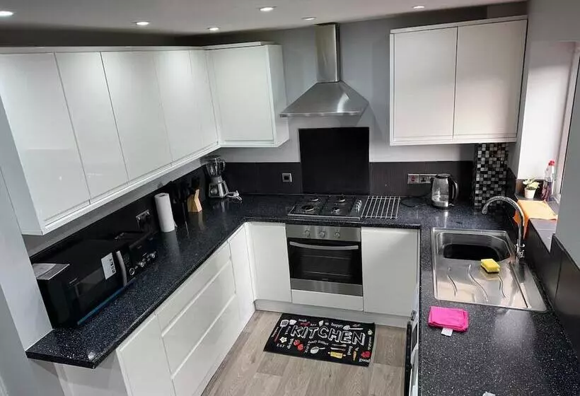 اقامتگاه Affluent Living Apartment Perfect For Contractors