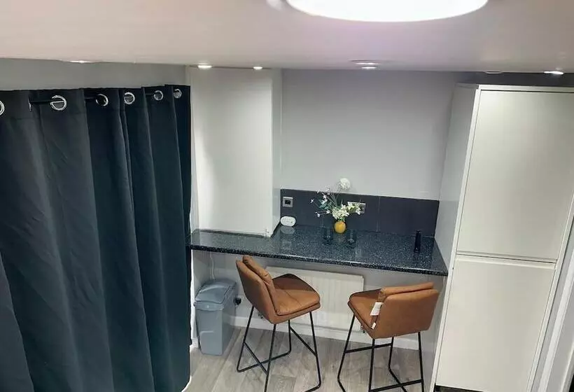 اقامتگاه Affluent Living Apartment Perfect For Contractors