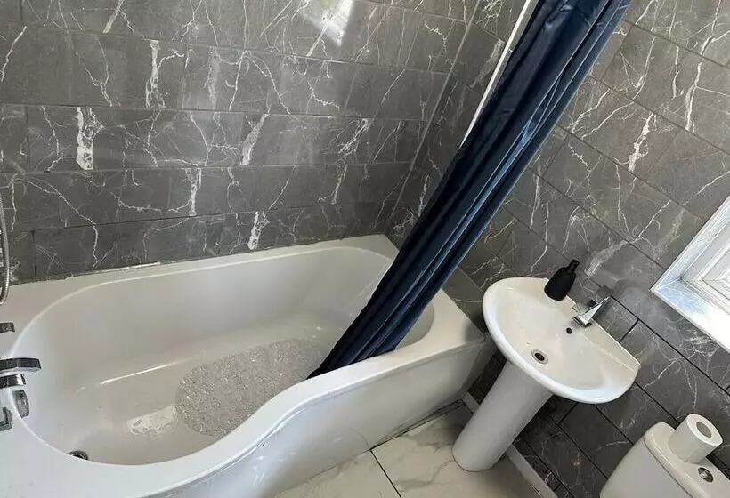 اقامتگاه Affluent Living Apartment Perfect For Contractors