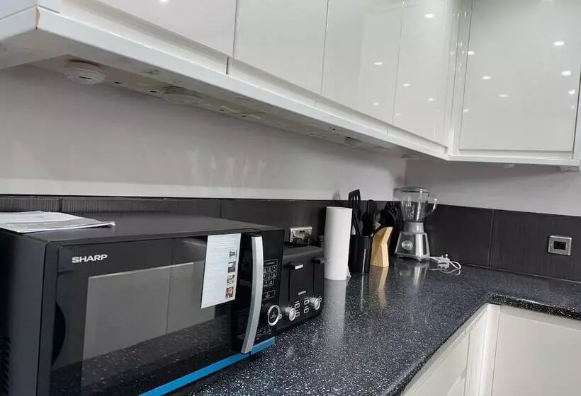 اقامتگاه Affluent Living Apartment Perfect For Contractors