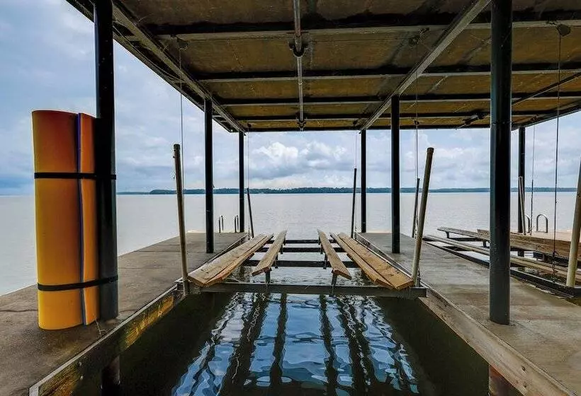Waterfront Bliss: Wheeler Lake Retreat W/ Dock!