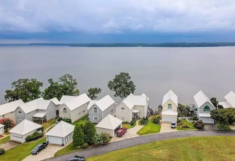 Waterfront Bliss: Wheeler Lake Retreat W/ Dock!