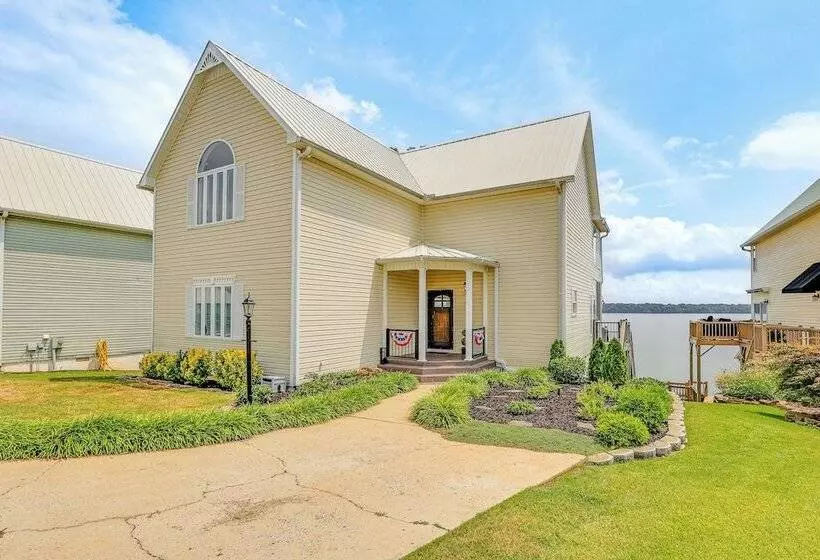 Waterfront Bliss: Wheeler Lake Retreat W/ Dock!