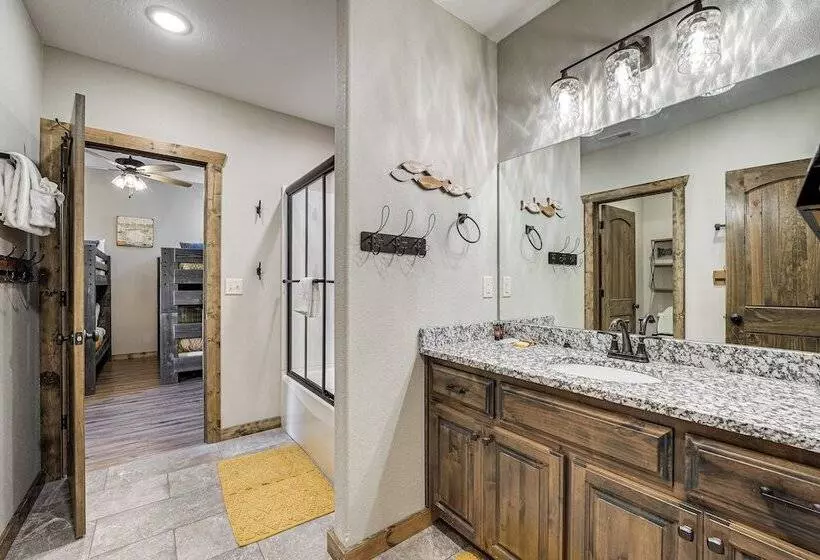 Branson Cabin W/ Pool Access & Private Boat Slip!