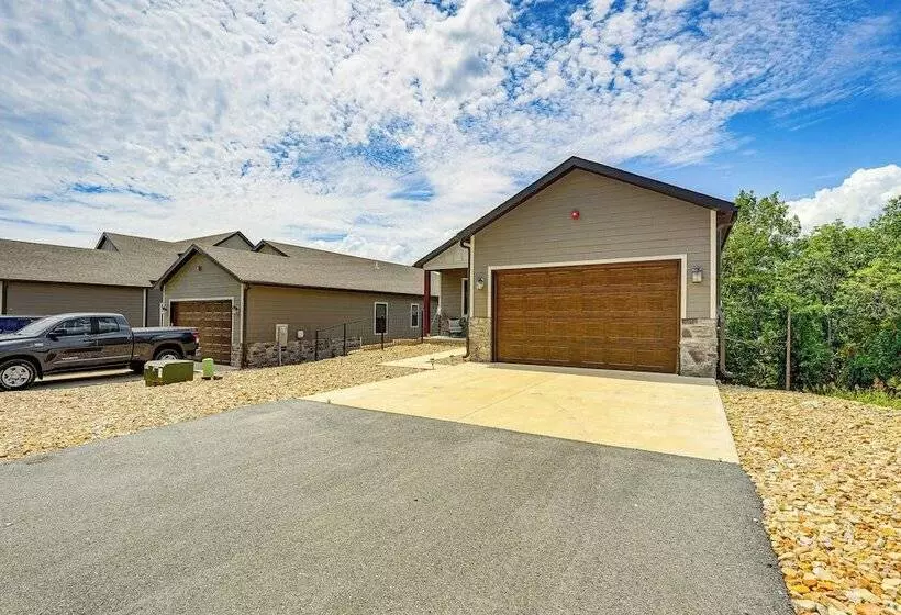 Branson Cabin W/ Pool Access & Private Boat Slip!