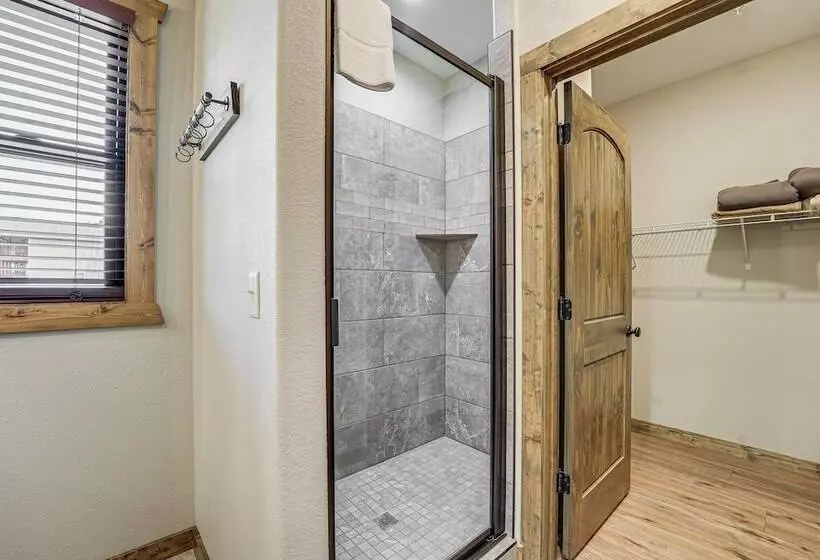 Branson Cabin W/ Pool Access & Private Boat Slip!