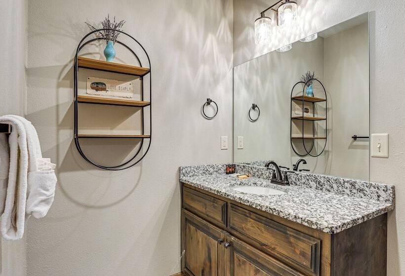 Branson Cabin W/ Pool Access & Private Boat Slip!