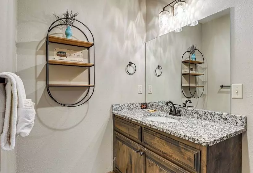 Branson Cabin W/ Pool Access & Private Boat Slip!