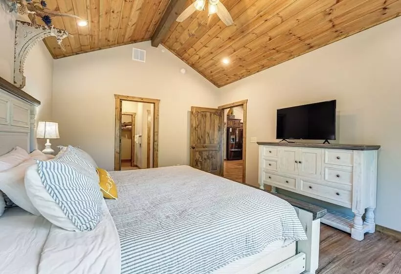 Branson Cabin W/ Pool Access & Private Boat Slip!