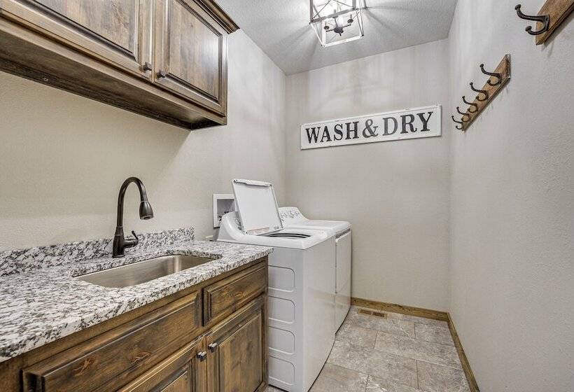 Branson Cabin W/ Pool Access & Private Boat Slip!