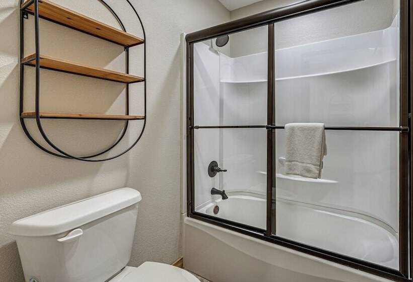 Branson Cabin W/ Pool Access & Private Boat Slip!