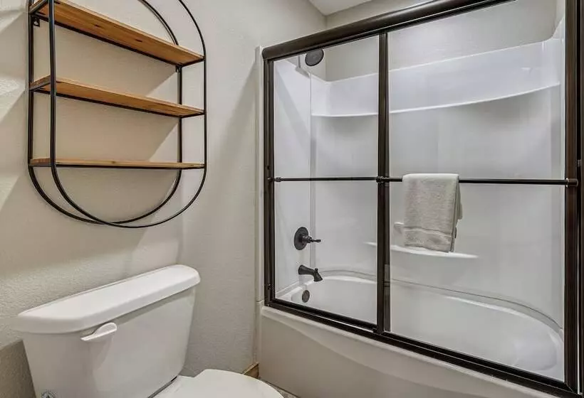 Branson Cabin W/ Pool Access & Private Boat Slip!