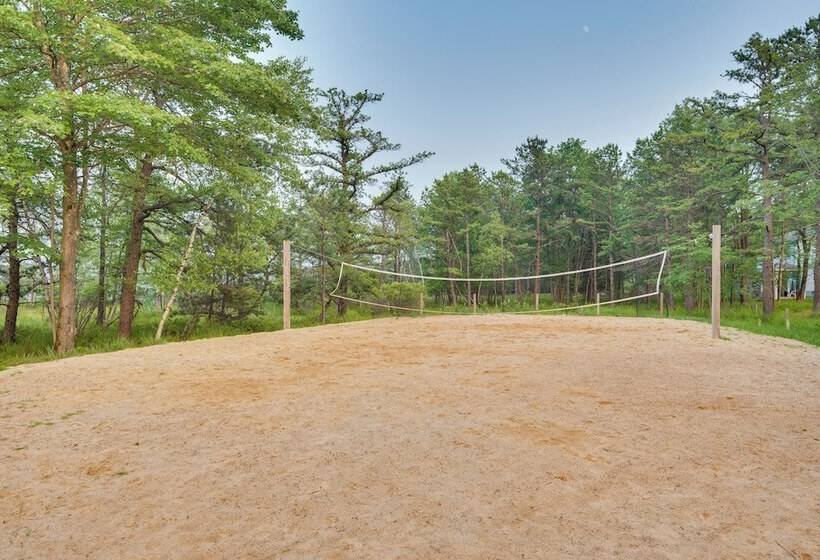 Pool & Beach Access: Charming Poconos Cabin!