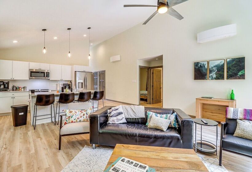 Pool & Beach Access: Charming Poconos Cabin!