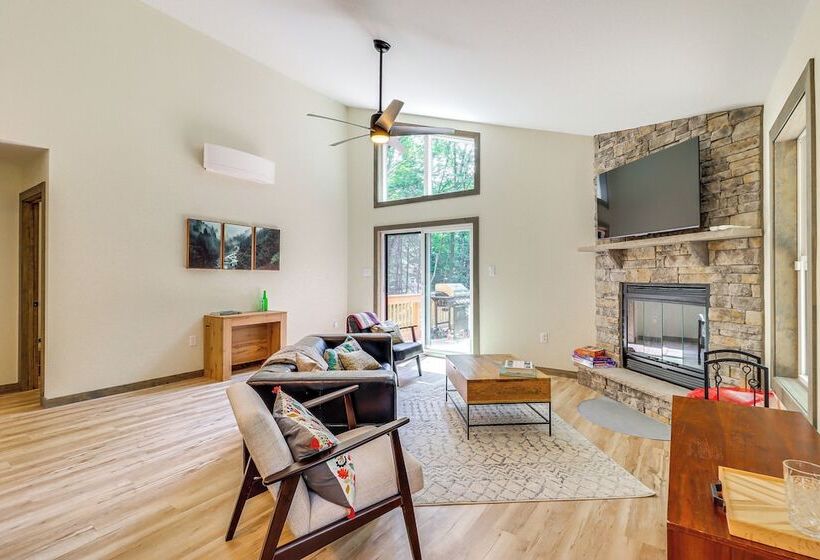 Pool & Beach Access: Charming Poconos Cabin!