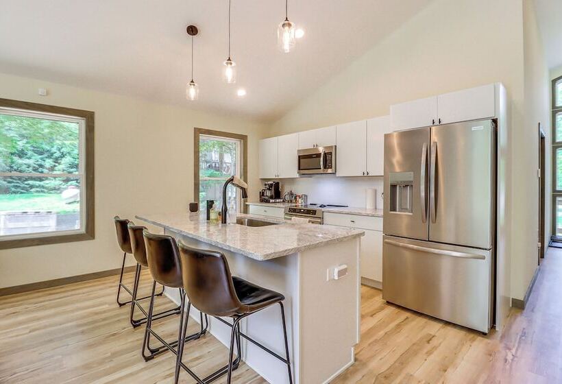 Pool & Beach Access: Charming Poconos Cabin!