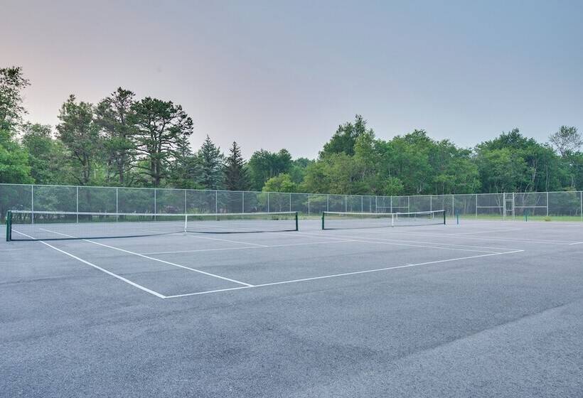 Pool & Beach Access: Charming Poconos Cabin!