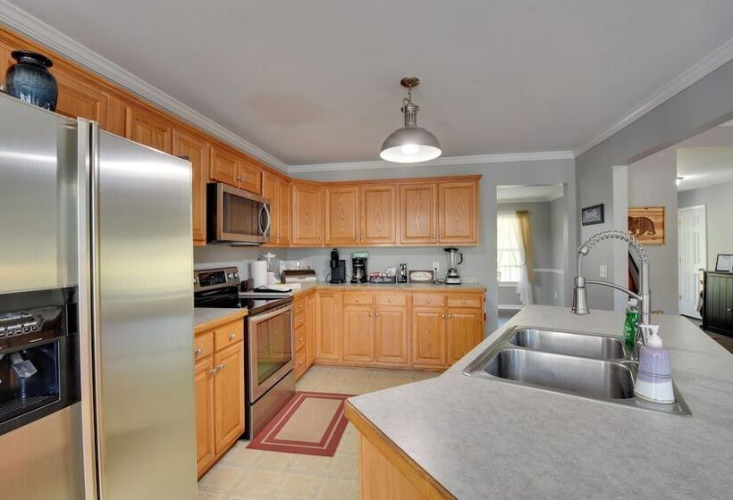 Cleveland Retreat W/ Deck: 2 Mi To Winery!