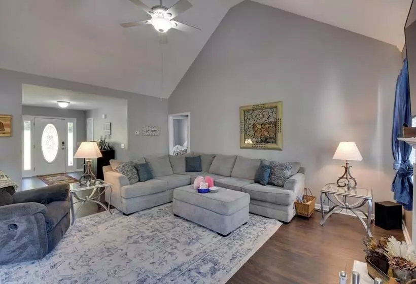 Cleveland Retreat W/ Deck: 2 Mi To Winery!